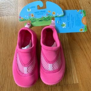 I play girls water shoes NWT size 7
